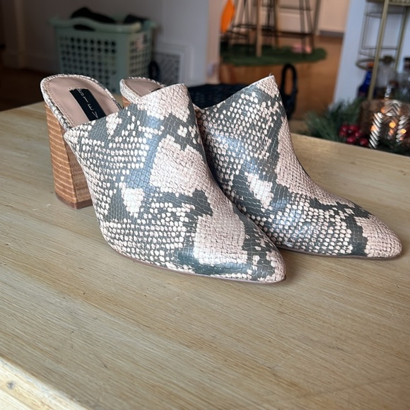 Steve By Steve Madden Snake Print Mules Sz 8 - Picture 3 of 4